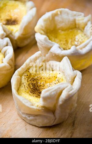 Hausgemachte pudding-Torten nach portugiesischem Stil mit Pudding- und Blätterteig für Konditoren - Stockfoto