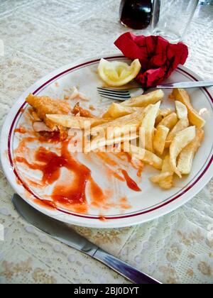 Reste auf dem Teller nach dem Essen von Fish and Chips im Restaurant. - Stockfoto