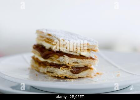 Geschichtete milles Feuilleteig mit Schlagsahne und Dulce de leche. - Stockfoto