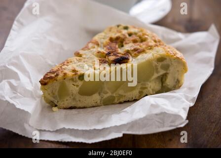 Kartoffeltortilla - 250 g gekochte Kartoffeln (noch fest) - 1 Zwiebel, in Scheiben geschnitten - 1 Knoblauchzehe, geschält & gehackt - 2-3 El Olivenöl - 4 Eier - Salz & Fre Stockfoto