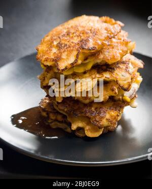 Stapel von Süßmais und Krabbenfritter, mit süßer Chili-Sauce. - Stockfoto