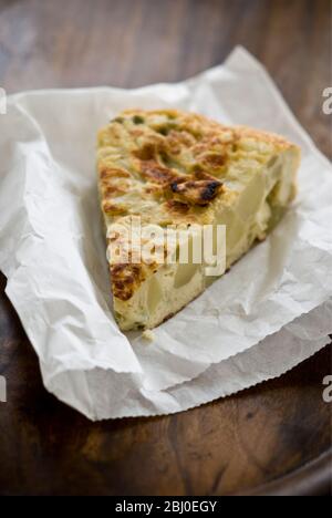 Kartoffeltortilla - 250 g gekochte Kartoffeln (noch fest) - 1 Zwiebel, in Scheiben geschnitten - 1 Knoblauchzehe, geschält & gehackt - 2-3 El Olivenöl - 4 Eier - Salz & Fre Stockfoto