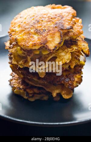 Stapel von Süßmais und Krabben Fritters - Stockfoto