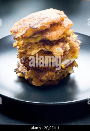 Stapel von Süßmais und Krabben Fritters - Stockfoto