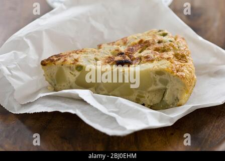 Kartoffeltortilla - 250 g gekochte Kartoffeln (noch fest) - 1 Zwiebel, in Scheiben geschnitten - 1 Knoblauchzehe, geschält & gehackt - 2-3 El Olivenöl - 4 Eier - Salz & Fre Stockfoto