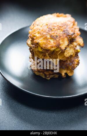 Stapel von Süßmais und Krabben Fritters - Stockfoto