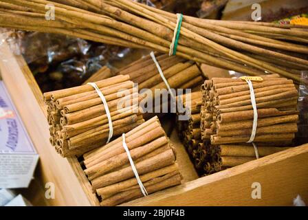 Bündel von ganzen Zimtstangen zum Verkauf in überdachten Markt in Limassol, Zypern - Stockfoto