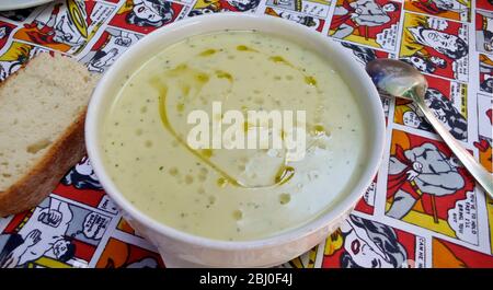 Schüssel mit Hühnersuppe mit Trahanas und mit Olivenöl beträufelt in zypriotischen Restaurant in Limassol - Stockfoto