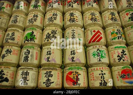 Eine Ausstellung von Sake-Fässern in den Gärten des Meiji Jingu Tempels in Tokio Stockfoto