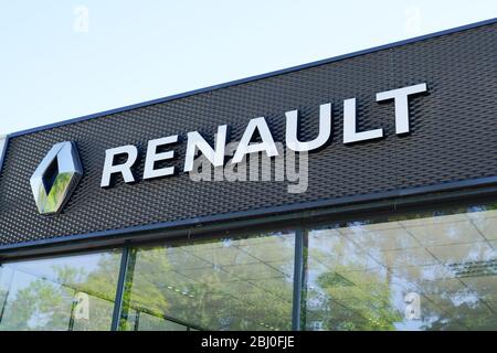 Bordeaux , Aquitaine / Frankreich - 04 16 2020 : Renault Logo auf Autohaus Zeichen Text französisch Marke Stockfoto