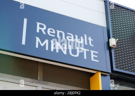 Bordeaux , Aquitaine / Frankreich - 04 16 2020 : renault Minute Händlerschild Französisch Autohaus Hersteller Shop Service Logo Stockfoto