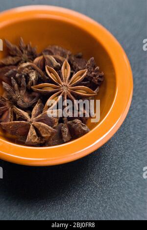 Getrocknete Sternanis in einer kleinen Schüssel. Auch bekannt als Sternanis, badiane oder chinesischer Sternanis. - Stockfoto