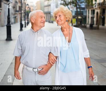 Nahaufnahme eines romantischen glücklichen älteren Paares auf den Straßen der Stadt auf gemeinsamen Urlaub Stockfoto