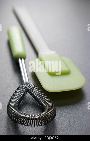 Kochgeräte, Drahtbesen und grüner Kunststoff- und Silikonspachtel -