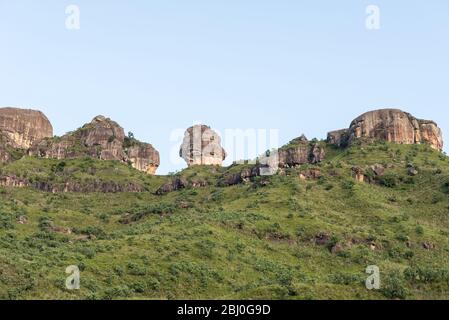 Blick vom Wanderweg Tugela Gorge Richtung Westen. Der Policemans Helm ist sichtbar Stockfoto