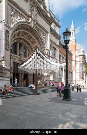 Hängende weiße Verkehrskegel Installation Ausstellung V&A Museum, Cromwell Road, Knightsbridge, London SW7 von Heatherwick Studio S3I Stockfoto