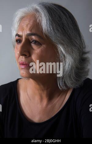 Porträt einer weinenden Großmutter. (Senior) Stockfoto