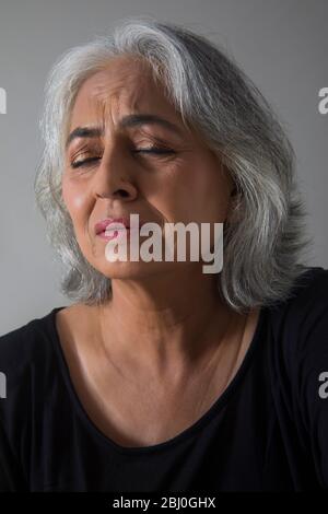Porträt einer weinenden Großmutter. (Senior) Stockfoto