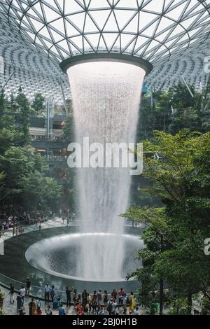 SINGAPUR, Juni 2019: The Rain Vortex, ein 40 m hoher Wasserfall im Inneren des Jewal Changi Airport in Singapur. Stockfoto