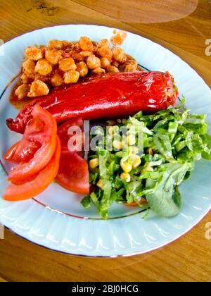 Mittagessen Teller an Bord Gulet Segeln vor der südlichen türkischen Küste, mit gefüllten Paprika, Kichererbsen in Tomaten, Tomaten und Salat Salate - Stockfoto