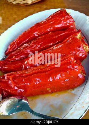 Gefüllte rote Paprika an Bord Gulet vor der südtürkischen Küste serviert - Stockfoto