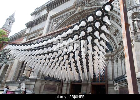 Hängende weiße Verkehrskegel Installation Ausstellung V&A Museum, Cromwell Road, Knightsbridge, London SW7 von Heatherwick Studio S3I Stockfoto