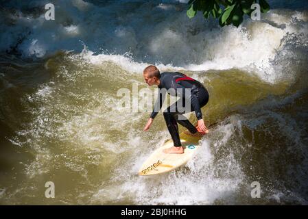 München, Deutschland - 7. Juni 2016: Schüler/inen Surfen an der Isar in München, Bayern, Deutschland Stockfoto