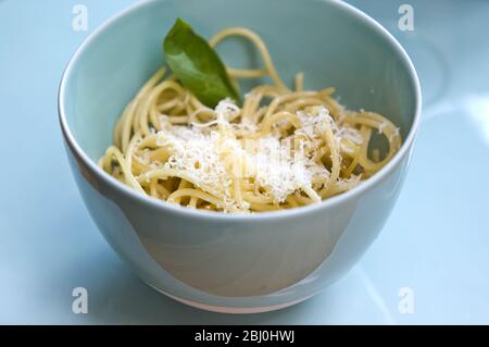 Schale mit Spaghetti mit Olivenöl und frisch geriebenem Parmesan in Seladonschüssel - Stockfoto