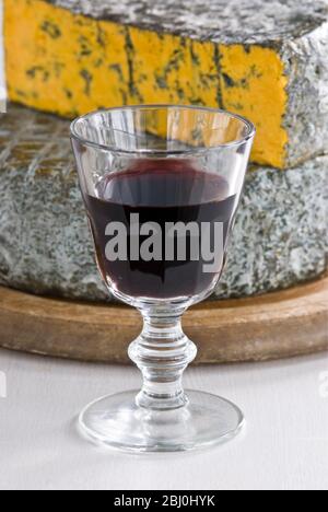 Glas Rotwein mit Blacksticks Blue Cheese aus Lancashire UK - Stockfoto