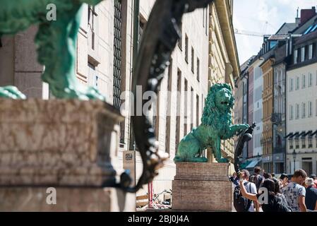 München, Deutschland - 7. Juni 2016: Bayerische Löwenstatue im Münchner Alte Residenz Palace in Odeonsplatz. München, Bayern, Deutschland. München ist die Landeshauptstadt und Stockfoto