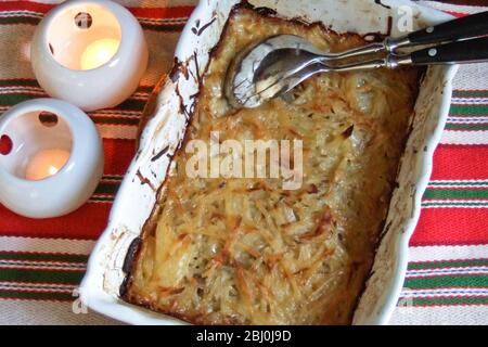 Janssons Frestelse, schwedisches Gericht aus Sardellen, Kartoffeln, Zwiebeln und Sahne - Stockfoto