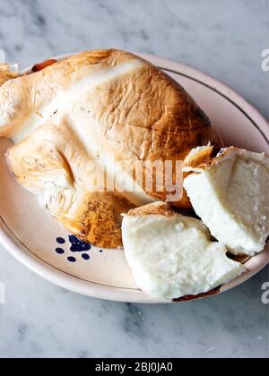 Frisch geräucherter Büffelmozzarella auf Ialian Platte auf Marmorplatte Stockfoto