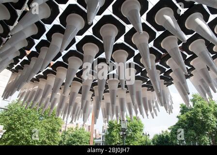 Hängende weiße Verkehrskegel Installation Ausstellung V&A Museum, Cromwell Road, Knightsbridge, London SW7 von Heatherwick Studio S3I Stockfoto