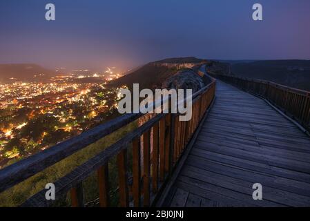 Nachtszene in der alten Festung. Nachtbild der mittelalterlichen Festung Ovech bei Provadia, Bulgarien Stockfoto