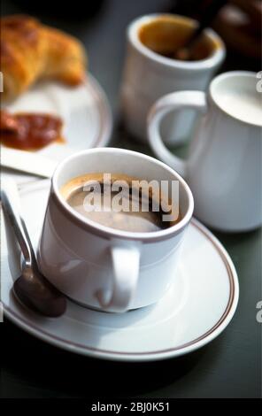 Tassen Kaffee und Schokolade auf dem Tisch in französischer cafŽ. - Stockfoto