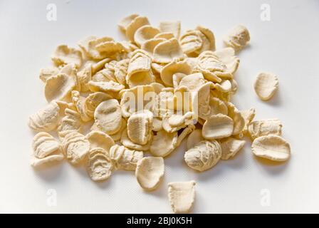 Getrocknete, rohe Orecchieta-Pasta auf weißem Suface - Stockfoto