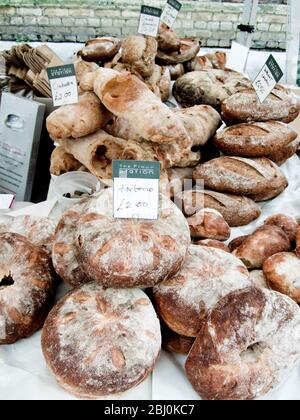 Brotstand in Whitecross Street Market London, EC1 - Stockfoto