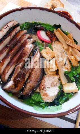 Nudelsuppe in Wagamama Restaurant, Tunbridge Wells, Kent - Stockfoto