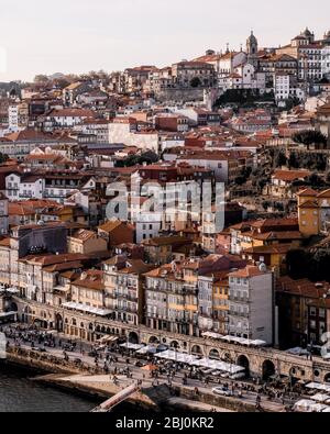Luftaufnahme des Ribeira Distrikts in Porto, Portugal - traditionelle bunte Häuser in der Nähe des Douro Flusses Stockfoto