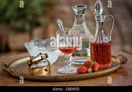 Erdbeer-Cordial mit Eis und Zuckerklumpen - Stockfoto