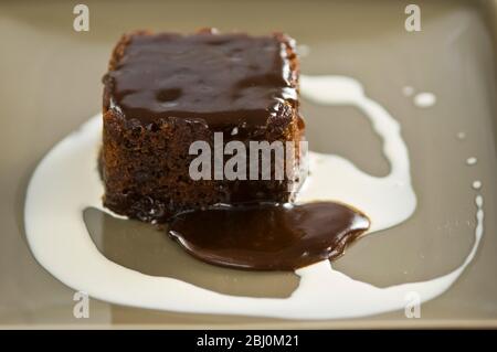 Klebriger Toffee Pudding mit Sahnehübel - Stockfoto