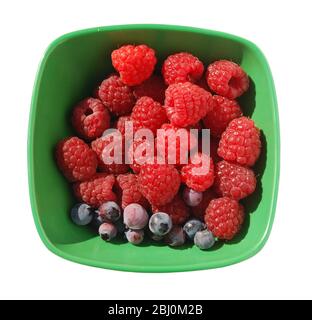 Frisch gepflückte italienische Himbeeren und Heidelbeeren in einer grünen Schüssel Stockfoto