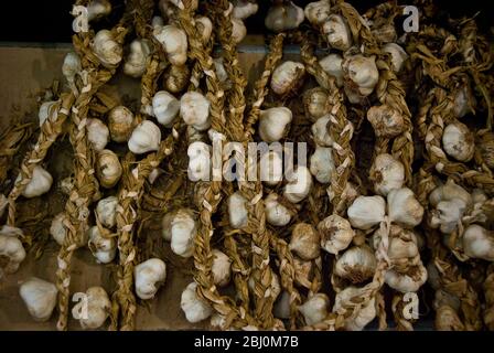 Saiten von Knoblauch zum Verkauf in überdachten Markt in Limassol, Zypern - Stockfoto