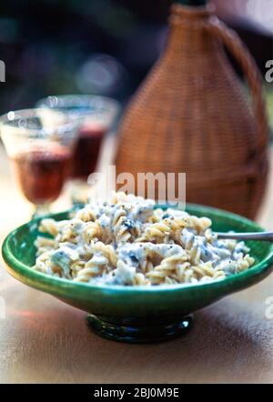 Schale Fusilli Pasta mit Blauschimmelkäse cremigen Dressing auf dem Tisch draußen - Stockfoto