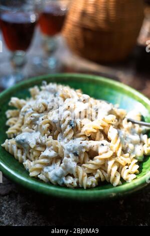 Schale Fusilli Pasta mit Blauschimmelkäse cremigen Dressing auf dem Tisch draußen - Stockfoto