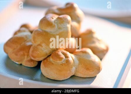 Stapel von frisch gebackenen, verdrehten Brötchen - Stockfoto