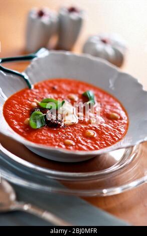 Würzige rote Puppsuppe mit Kichererbsen und Basilikum - Stockfoto