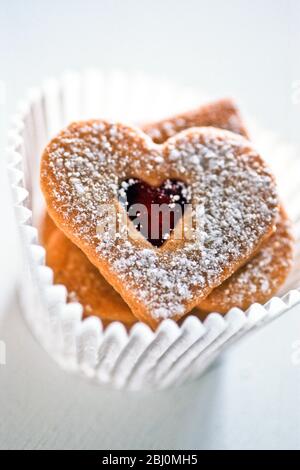Hübsche herzförmige Kekse in weißem Papier Muffin-Gehäuse 9 - Stockfoto