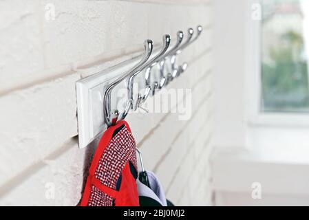 Kindersachen hängen an der Wand im Zimmer Stockfoto