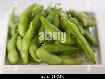 Gekochte Edamambohnen auf kleinen weißen Teller - Stockfoto